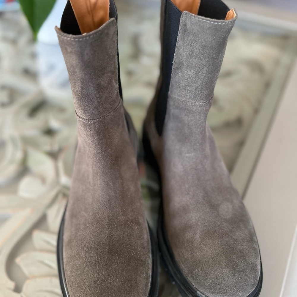 Camel Active, Authentic Chelsea Boots, Taupe Suede Leather, Wm's.10, Brand New!